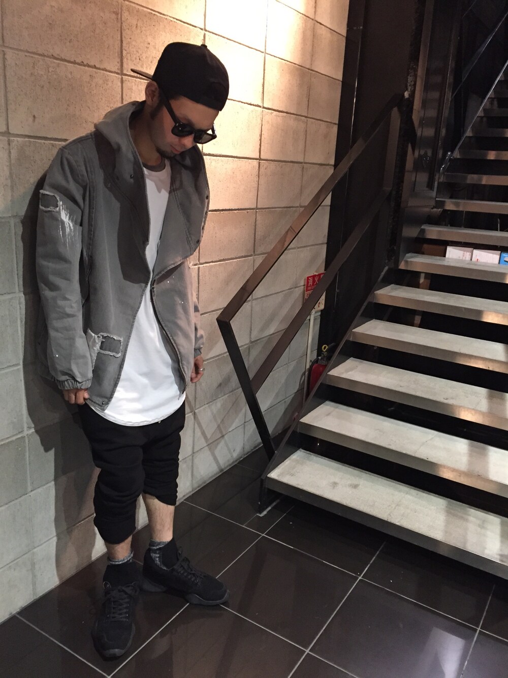 「LHP、Danke schon、RICK OWENS、ストリート、パーカー、秋服、ブラック」｜「DANKE SCHONのDankeSchon/ダンケシェーン/Damege 4Way Hoodie （パーカー、グレー系）」を使った、shintaro itoさん（メンズ・173cm）の秋コーディネートの1枚目の写真