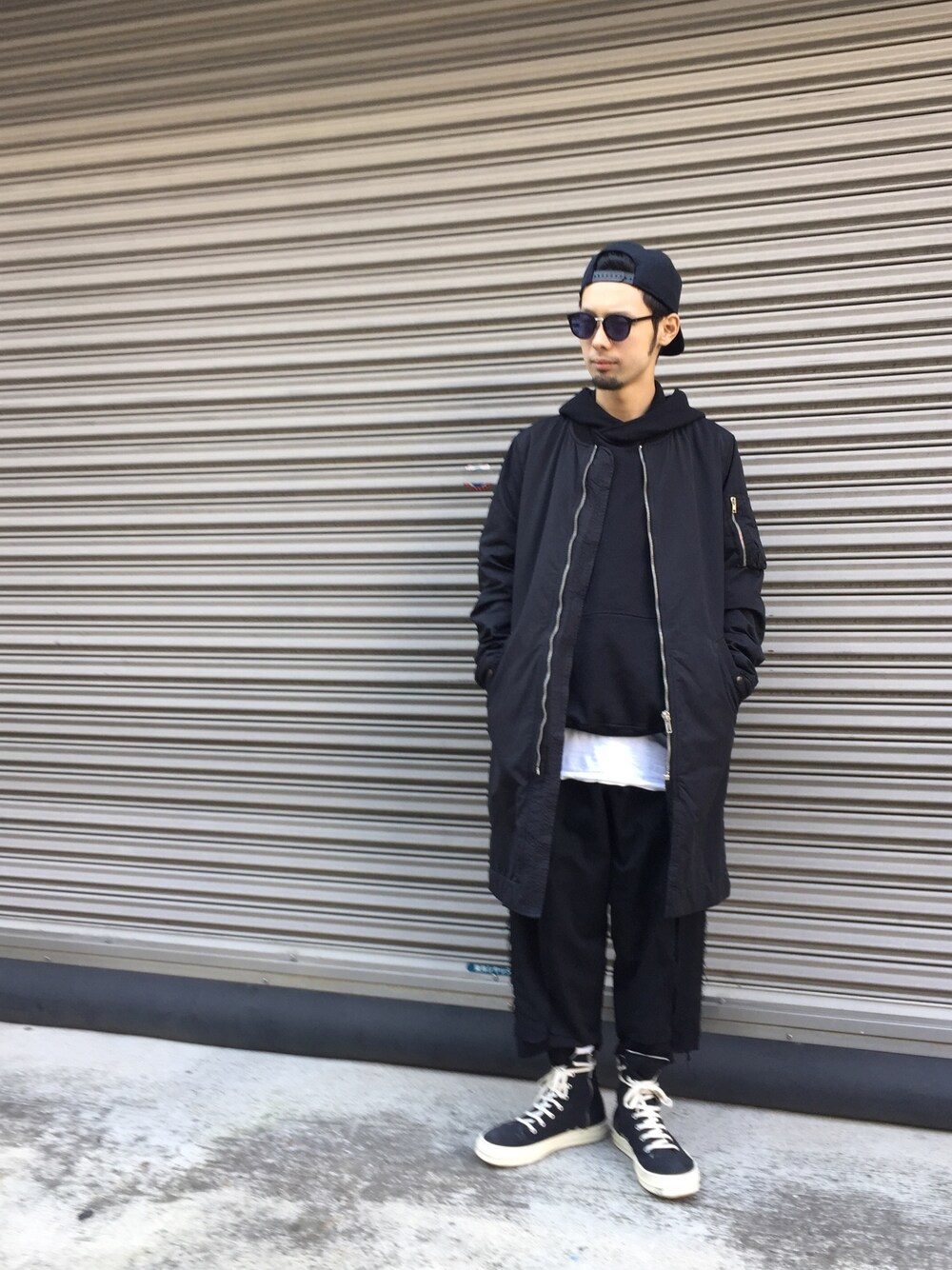 「LHP、drkshdw、yohjiyamamoto、HAIDER ACKERMANN、MA-1、パーカー、秋服、ブラック、キャップ、ロング丈」｜「DRKSHDW by RICK OWENSのアイテム（スニーカー、ブラック系）」を使った、shintaro itoさん（メンズ・173cm）の秋コーディネートの1枚目の写真