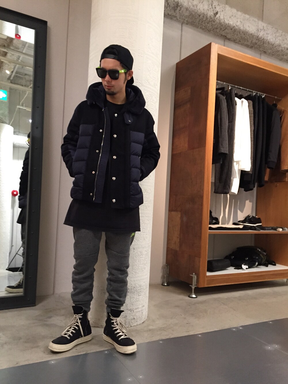 「LHP、MONCLER、NIKE、drkshdw、冬、ダウンジャケット、ネイビー」｜「DRKSHDW by RICK OWENSのアイテム（スニーカー、ブラック系）」を使った、shintaro itoさん（メンズ・173cm）の秋コーディネートの1枚目の写真