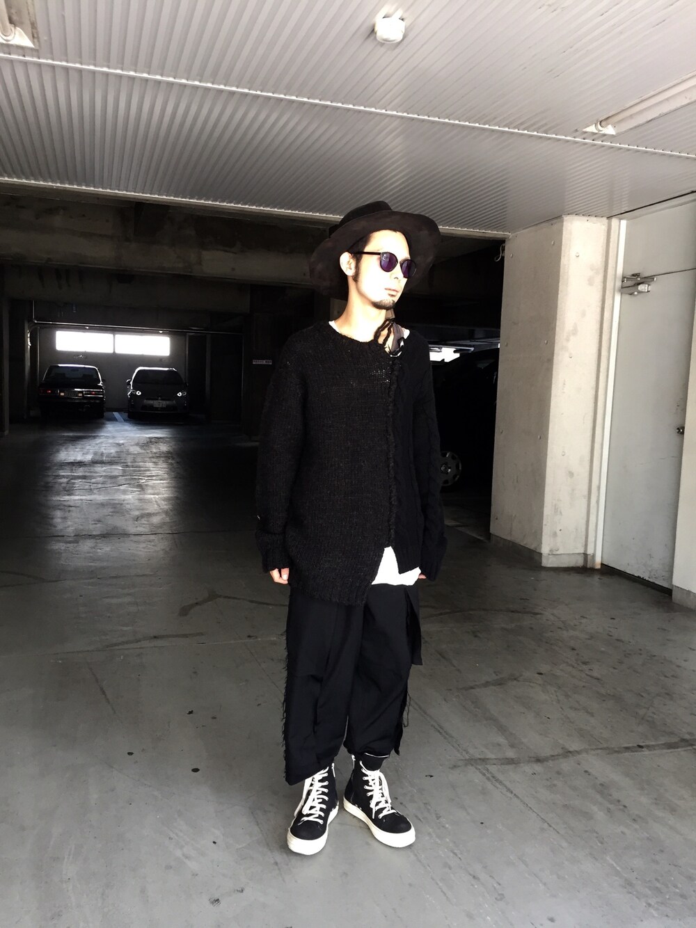 「オールブラック、LHP、ハット、drkshdw、yohjiyamamoto、ラフ、冬、ゆるコーデ、A.D.S.R.」｜「DRKSHDW by RICK OWENSのアイテム（スニーカー、ブラック系）」を使った、shintaro itoさん（メンズ・173cm）の秋コーディネートの1枚目の写真