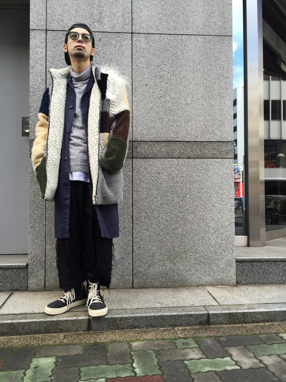 「LHP、gosharubchinskiy、drkshdw、yohjiyamamoto、セーター、寒い、冬コーデ、秋冬コーデ、ゆるコーデ、ワイドパンツ」｜「DRKSHDW by RICK OWENSのアイテム（スニーカー、ブラック系）」を使った、shintaro itoさん（メンズ・173cm）の秋コーディネートの1枚目の写真
