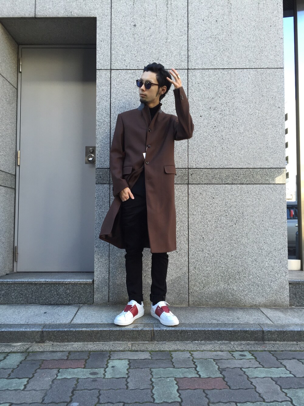 「LHP、08sircus、DSQUARED2、valentino、黒ニット、クリスマス、大人カジュアル、シンプルコーデ、コート、白スニーカー」｜「VALENTINO GARAVANIのアイテム（スニーカー、ホワイト系）」を使った、shintaro itoさん（メンズ・173cm）の冬コーディネートの1枚目の写真