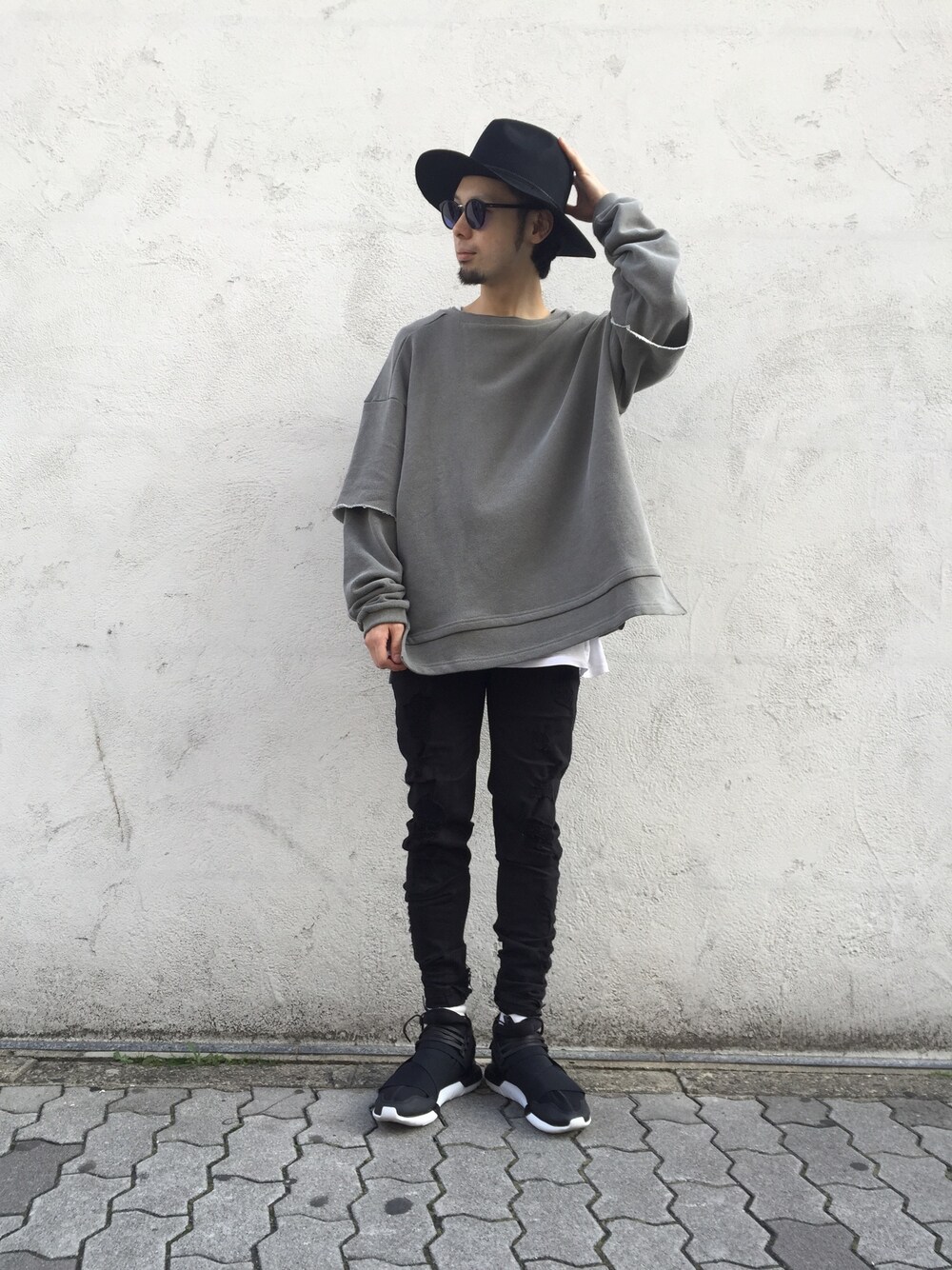 ブラック系のスニーカー、ブラック系のスウェット、ブラック系のその他パンツを着用したメンズの冬コーディネートの1枚目の写真