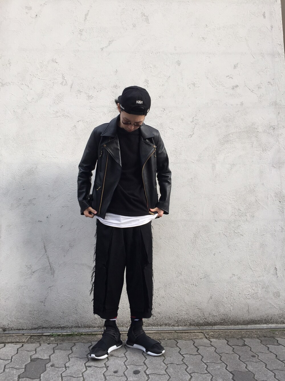 「LHP、black means、冬コーデ、Y-3、yohjiyamamoto、レイヤードスタイル、レザー、キャップ、ニット、ワイドパンツ」｜「Y-3のアイテム（スニーカー、ブラック系）」を使った、shintaro itoさん（メンズ・173cm）の冬コーディネートの1枚目の写真