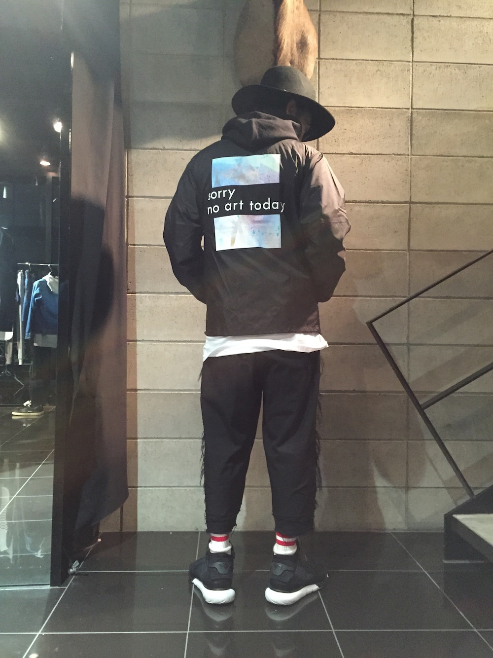 「LHP、soe、Y-3、yohjiyamamoto、ハット、モノトーンコーデ、ワイドパンツ」｜「Y-3のアイテム（スニーカー、ブラック系）」を使った、shintaro itoさん（メンズ・173cm）の冬コーディネートの1枚目の写真
