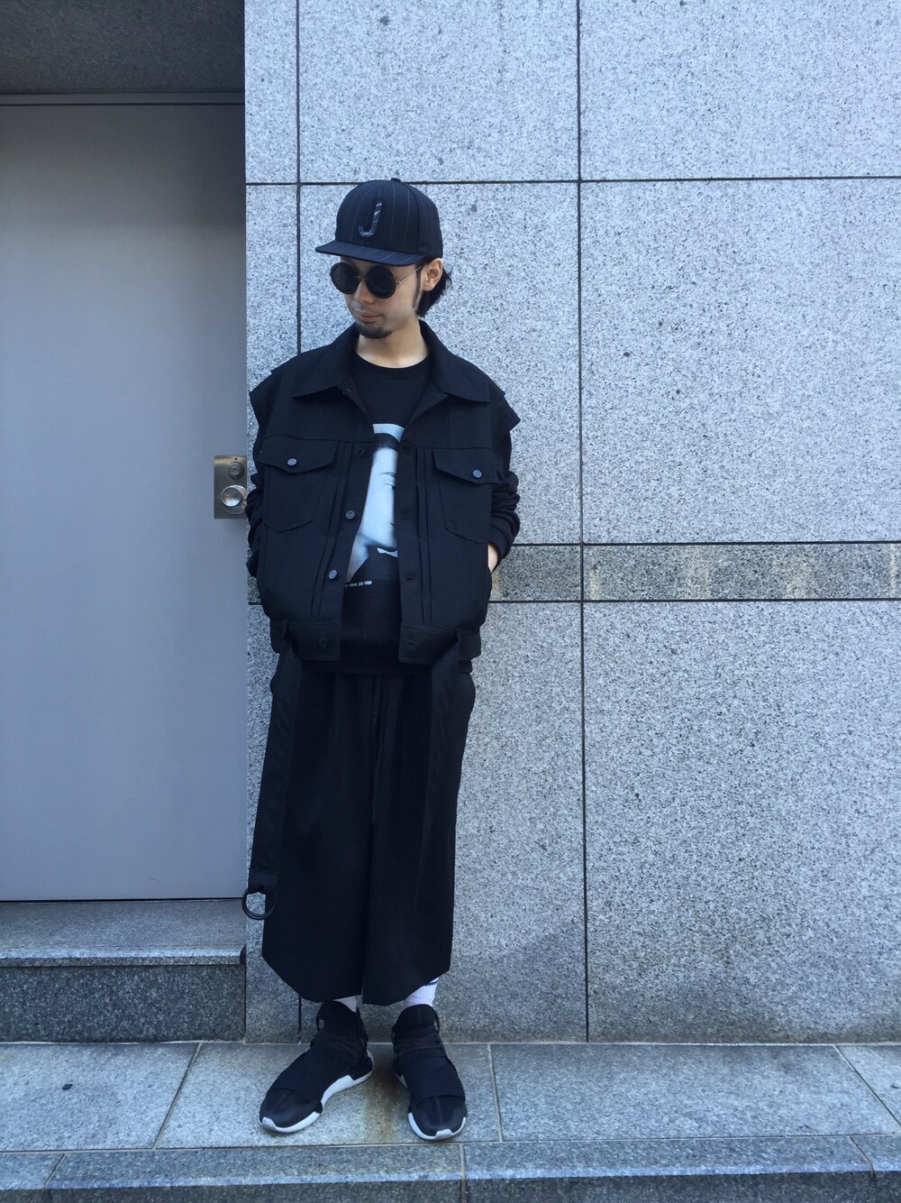 「LHP、JUUN.J、RAF SIMONS、春、黒、スニーカーコーデ、オーバーサイズ、オールブラック、ジージャン、ワイドパンツ」｜「Y-3のアイテム（スニーカー、ブラック系）」を使った、shintaro itoさん（メンズ・173cm）の冬コーディネートの1枚目の写真