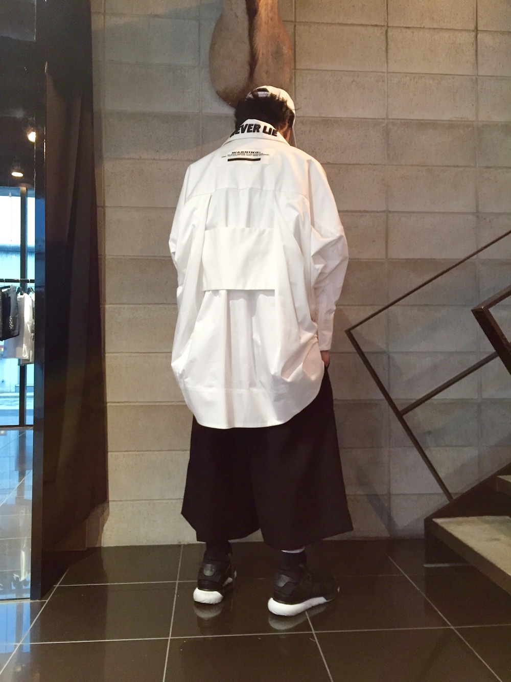 ブラック系のスニーカー、ブラック系のその他パンツ、ホワイト系のシャツ/ブラウスを着用したメンズの冬コーディネートの1枚目の写真