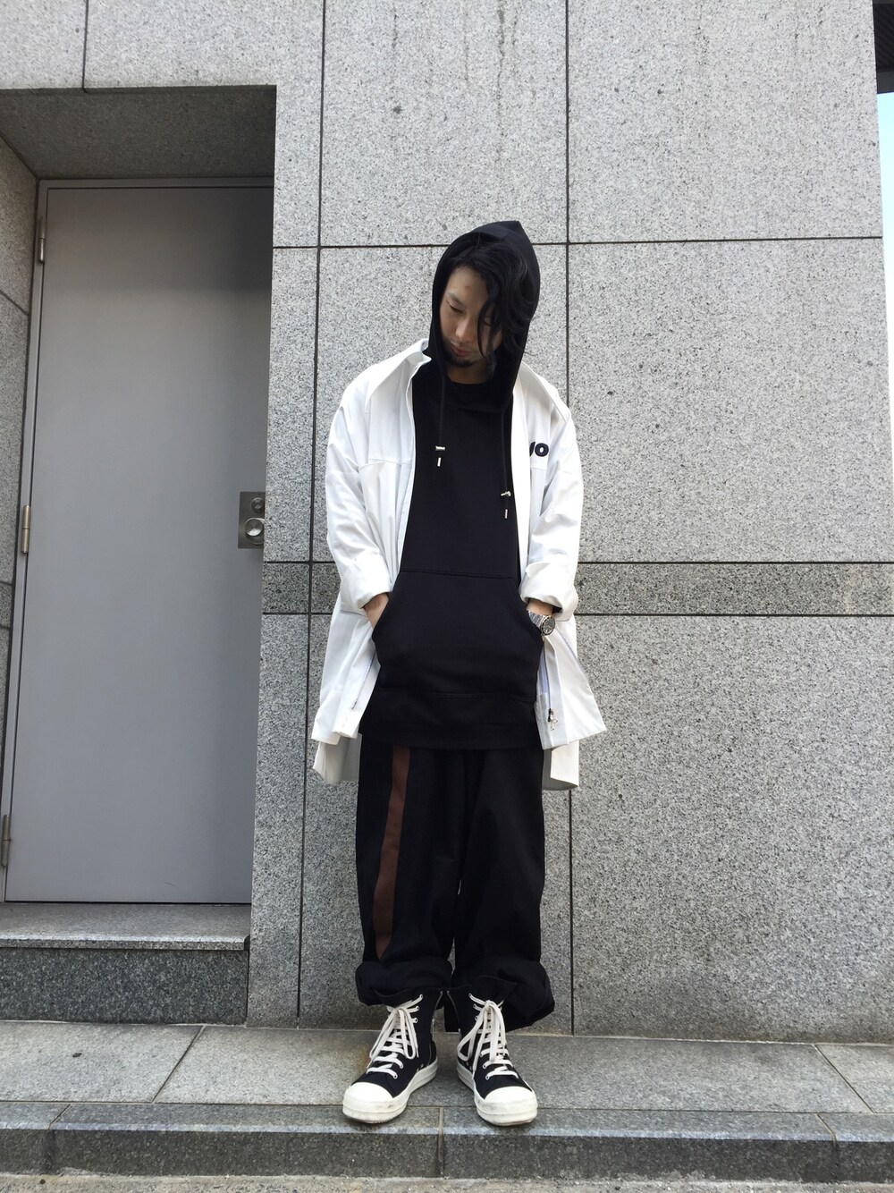 「LHP、ximon lee、RAF SIMONS、drkshdw、春、ゆるコーデ、コーチジャケット、白、モノトーン、春コーデ」｜「DRKSHDWのアイテム（スニーカー、ブラック系）」を使った、shintaro itoさん（メンズ・173cm）の冬コーディネートの1枚目の写真