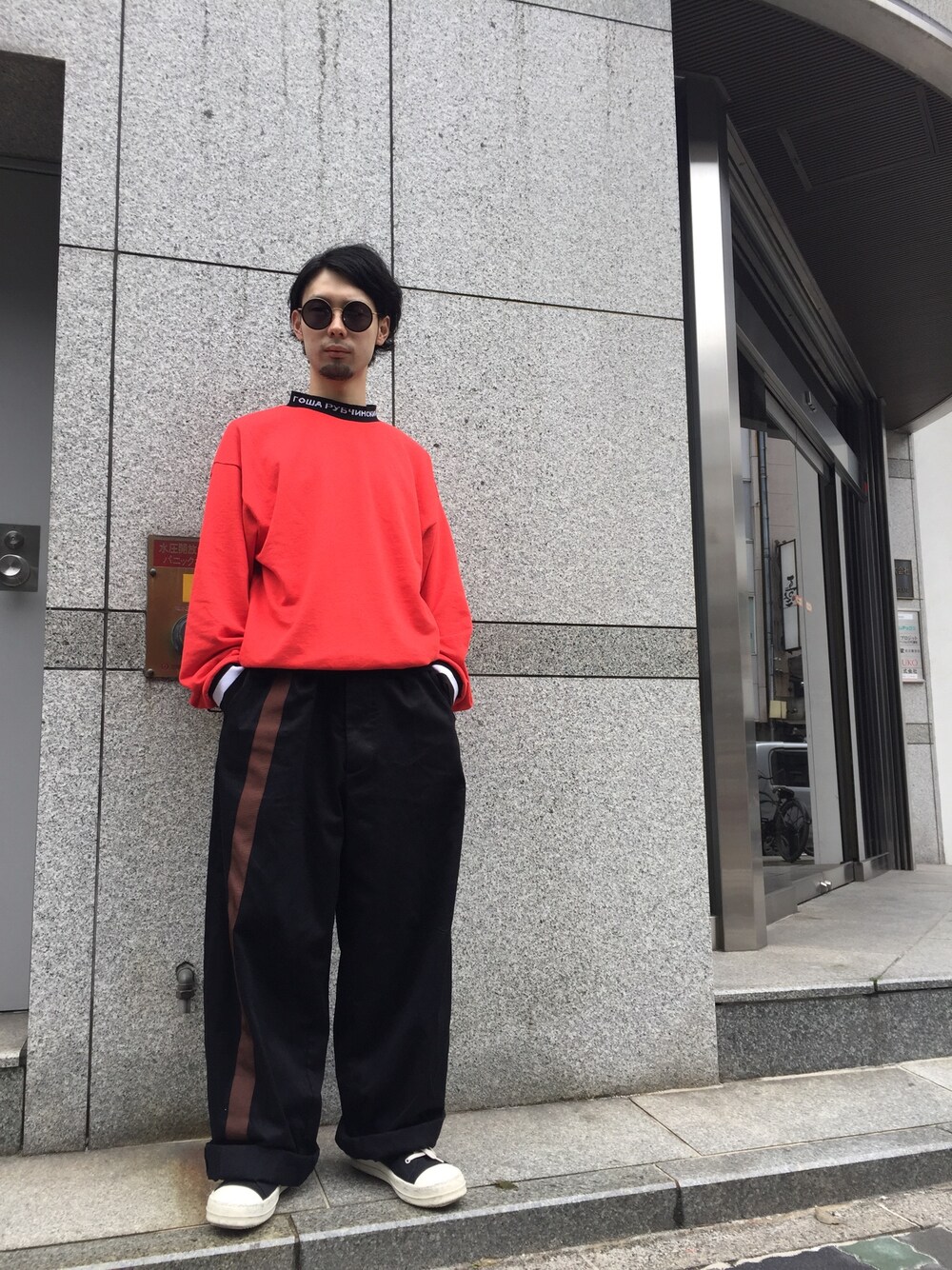 「gosharubchinskiy、RAF SIMONS、drkshdw、A.D.S.R.、ストリート、ロールアップ、モード、ブラック、春」｜「Gosha Rubchinskiyのアイテム（スウェット、レッド系）」を使った、shintaro itoさん（メンズ・173cm）の春コーディネートの1枚目の写真