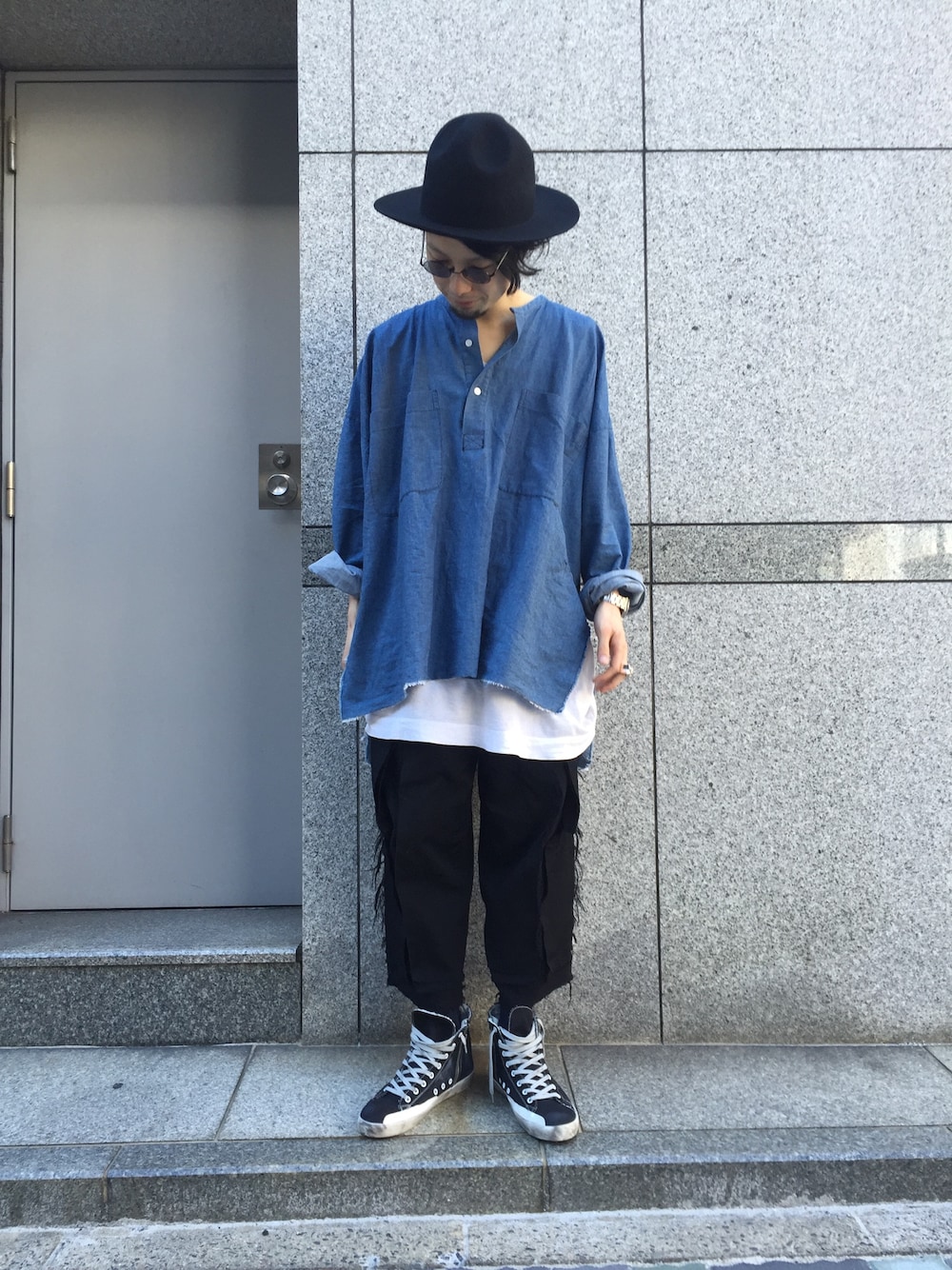 ブラック系のスニーカー、ブラック系のその他パンツ、ブルー系のシャツ/ブラウスを着用したメンズの春コーディネートの1枚目の写真