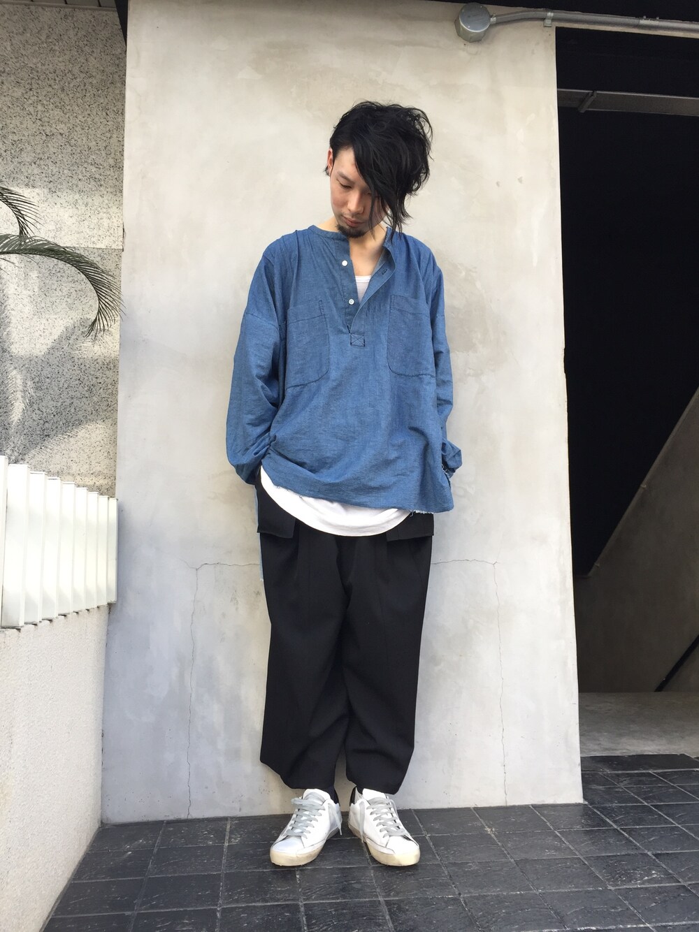 ホワイト系のスニーカー、ブラック系のその他パンツ、ブルー系のシャツ/ブラウスを着用したメンズの春コーディネートの1枚目の写真