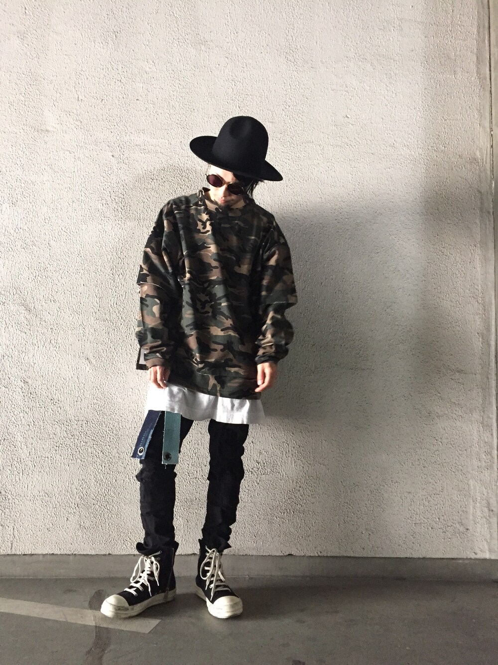 「スウェット、カジュアル、黒、LHP、drkshdw、Danke schon、春コーデ、ツバ広ハット、WHITELAND BLACKBURN、SEVSKIG」｜「DRKSHDWのアイテム（スニーカー、ブラック系）」を使った、shintaro itoさん（メンズ・173cm）の春コーディネートの1枚目の写真