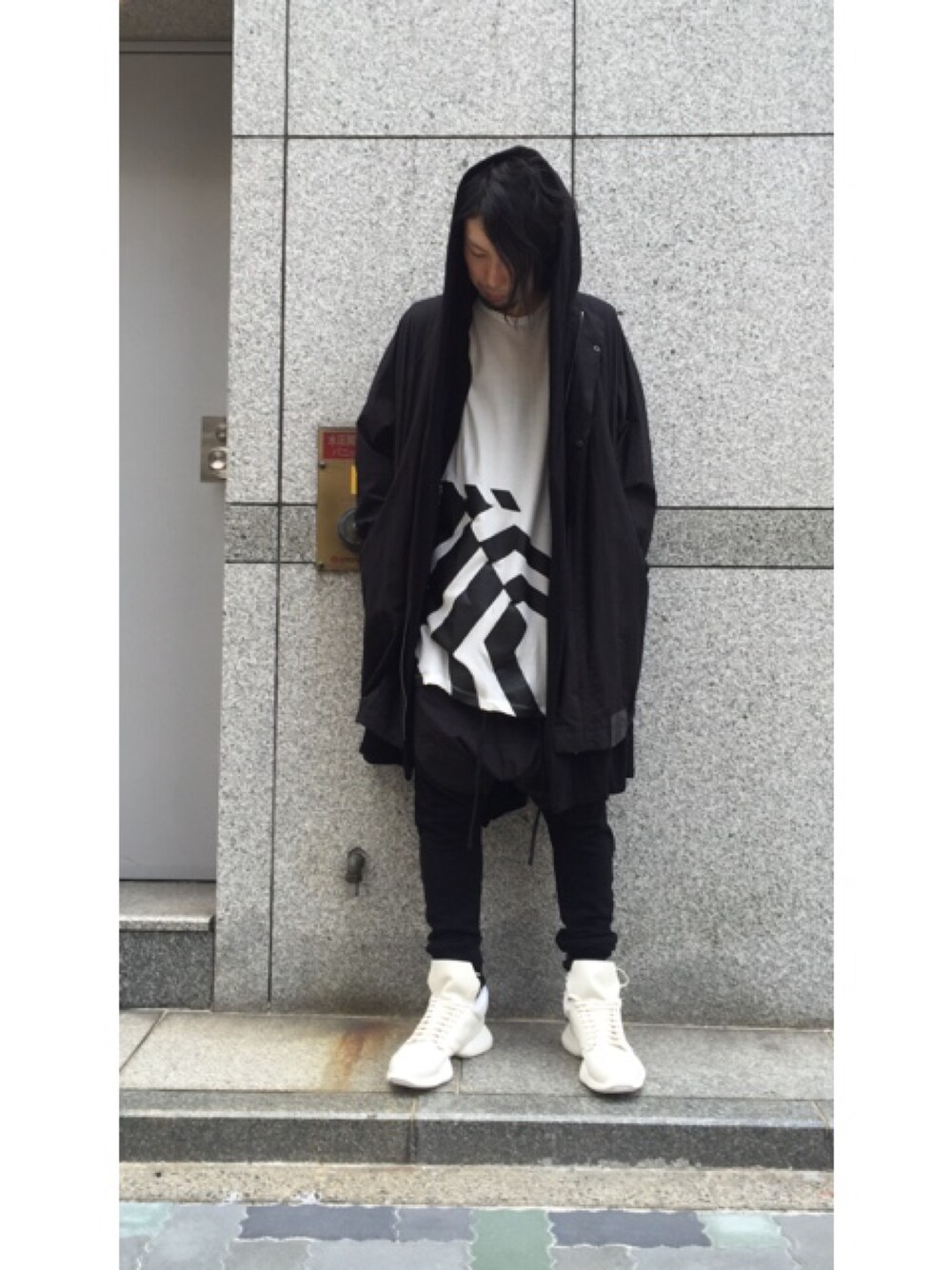 「LHP、NILOS、RICK OWENS、スニーカー、ゆるコーデ、ブラック」｜「Rick Owensのアイテム（スニーカー、ホワイト系）」を使った、shintaro itoさん（メンズ・173cm）の春コーディネートの1枚目の写真