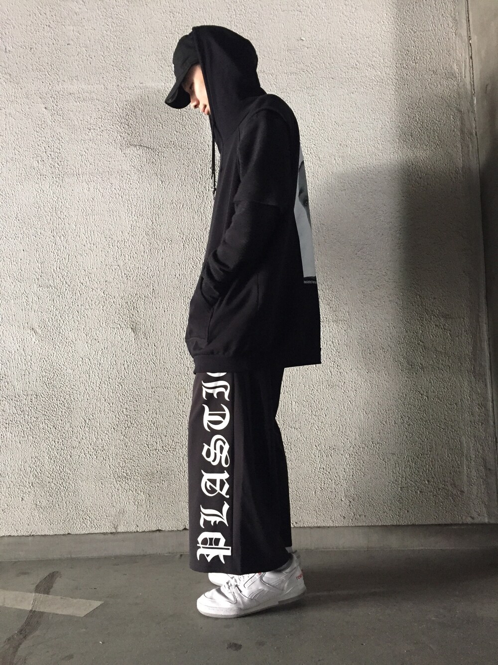 「スニーカー、ブラック、ストリート、LHP、ワイドパンツ、イージーパンツ、PLASTIC TOKYO、RAF SIMONS、夏コーデ、gosharubchinskiy」｜「Gosha Rubchinskiyのアイテム（スニーカー、ホワイト系）」を使った、shintaro itoさん（メンズ・173cm）の春コーディネートの1枚目の写真
