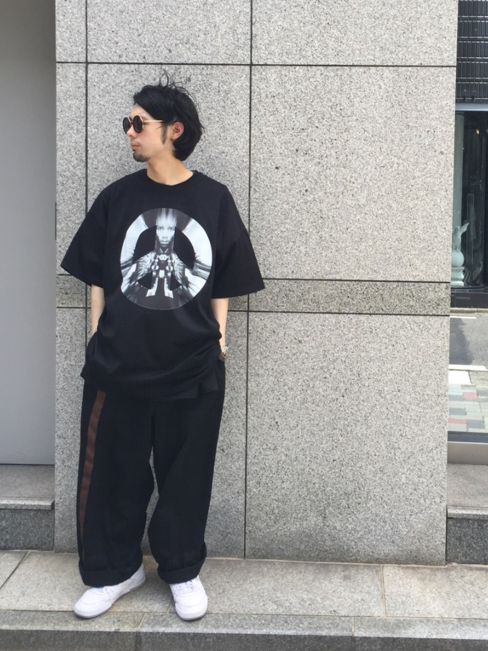 「LHP、PLASTIC TOKYO、RAF SIMONS、gosharubchinskiy、Tシャツ、モード、ブラック、street、ワントーンコーデ」｜「Gosha Rubchinskiyのアイテム（スニーカー、ホワイト系）」を使った、shintaro itoさん（メンズ・173cm）の夏コーディネートの1枚目の写真