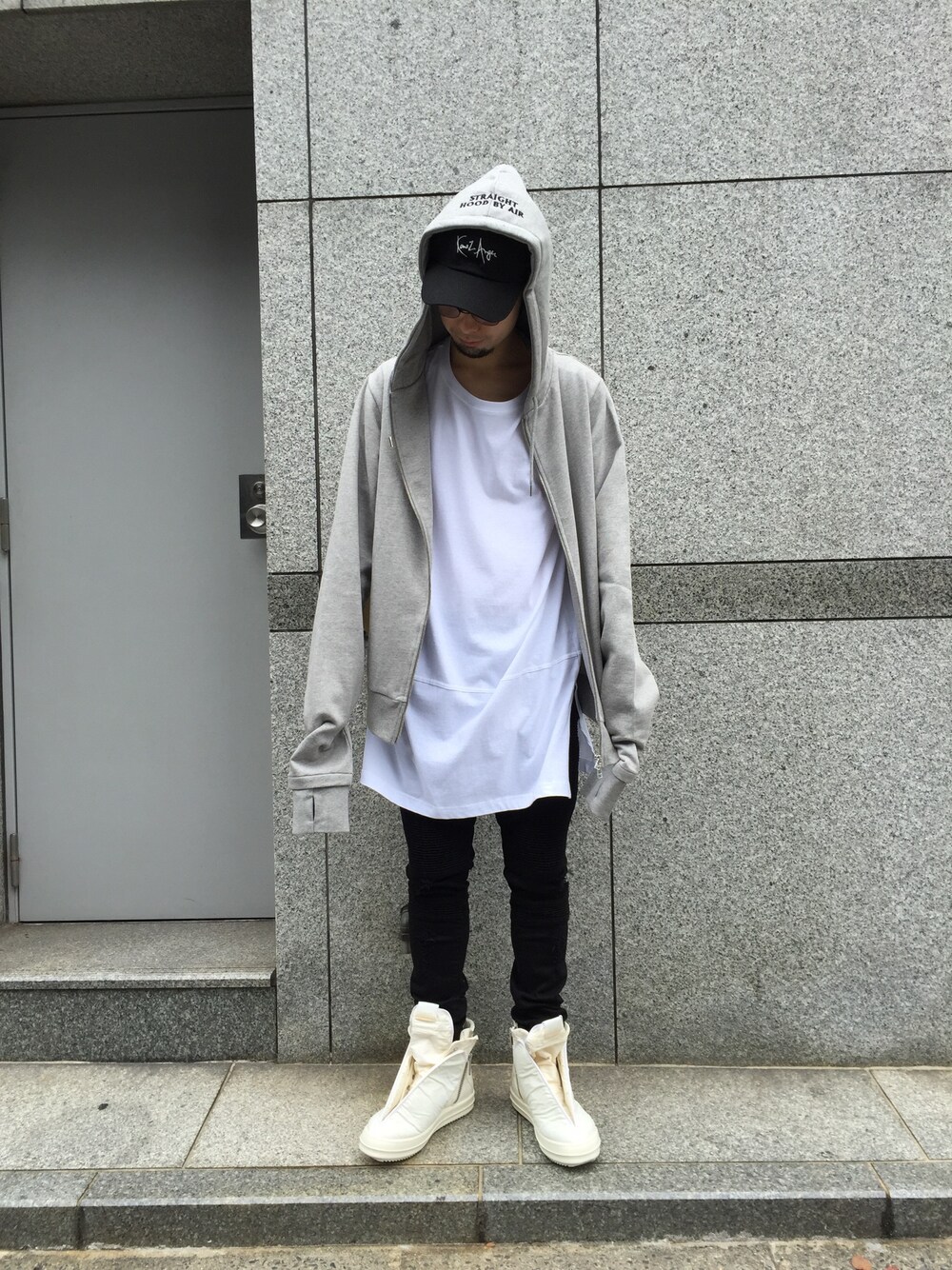「LHP、hba、HOOD BY AIR、drkshdw、REPRESENT、ゆるコーデ、スキニー、ビックT、白スニーカー」｜「DRKSHDW by RICK OWENSのアイテム（スニーカー、ホワイト系）」を使った、shintaro itoさん（メンズ・173cm）の夏コーディネートの1枚目の写真