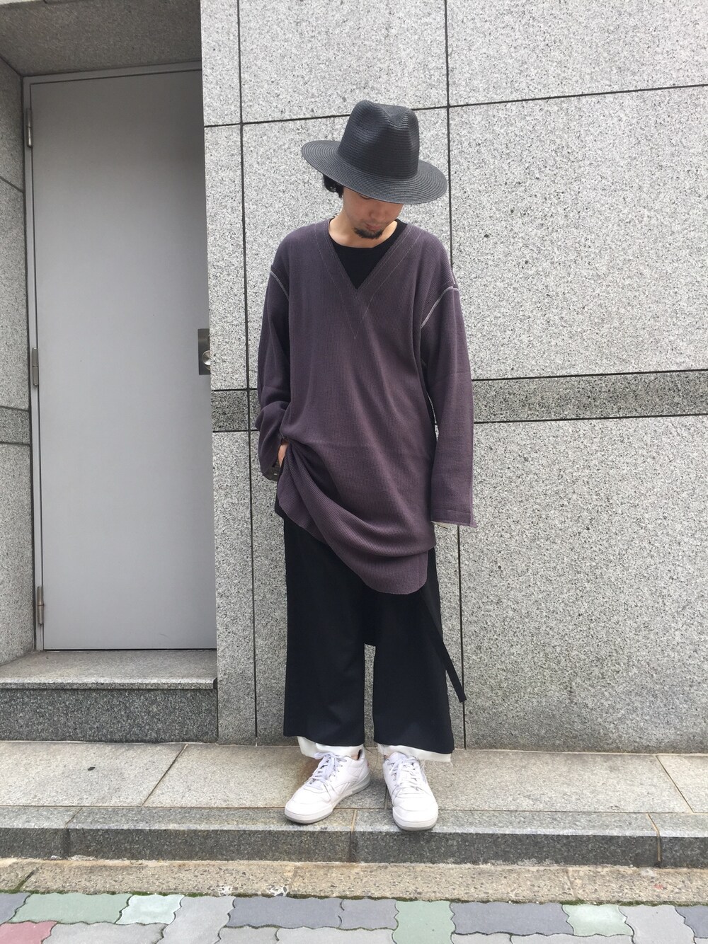 「LHP、sulvam、Danke schon、gosharubchinskiy、シンプル、ブラック、ラフ、モノトーンコーデ」｜「Gosha Rubchinskiyのアイテム（スニーカー、ホワイト系）」を使った、shintaro itoさん（メンズ・173cm）の夏コーディネートの1枚目の写真