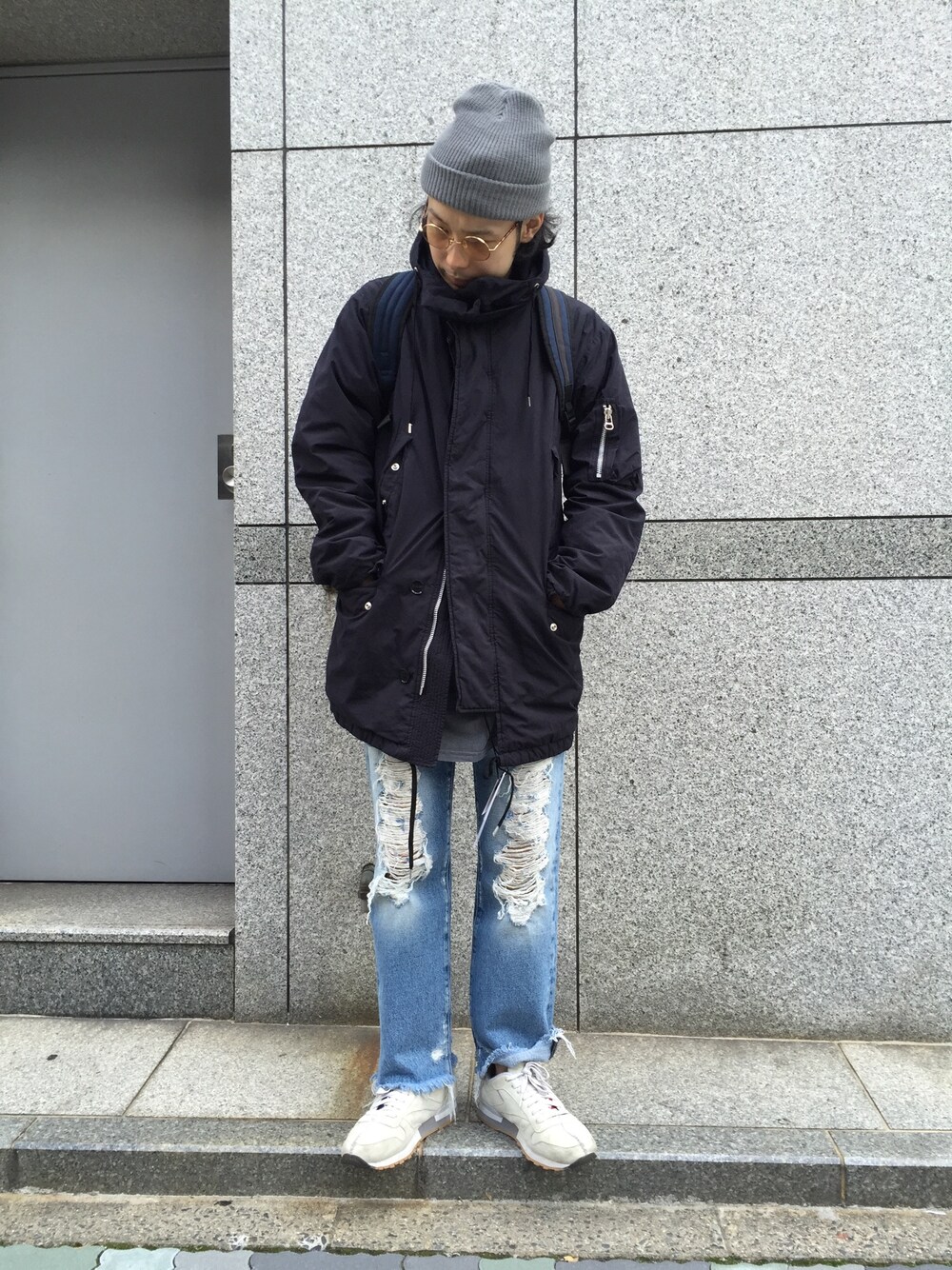 「LHP、08sircus、PALM ANGELS、reebok、デニムパンツ、カジュアル、スニーカー、バックパック」｜「Reebokのアイテム（スニーカー、グレー系）」を使った、shintaro itoさん（メンズ・173cm）の夏コーディネートの1枚目の写真