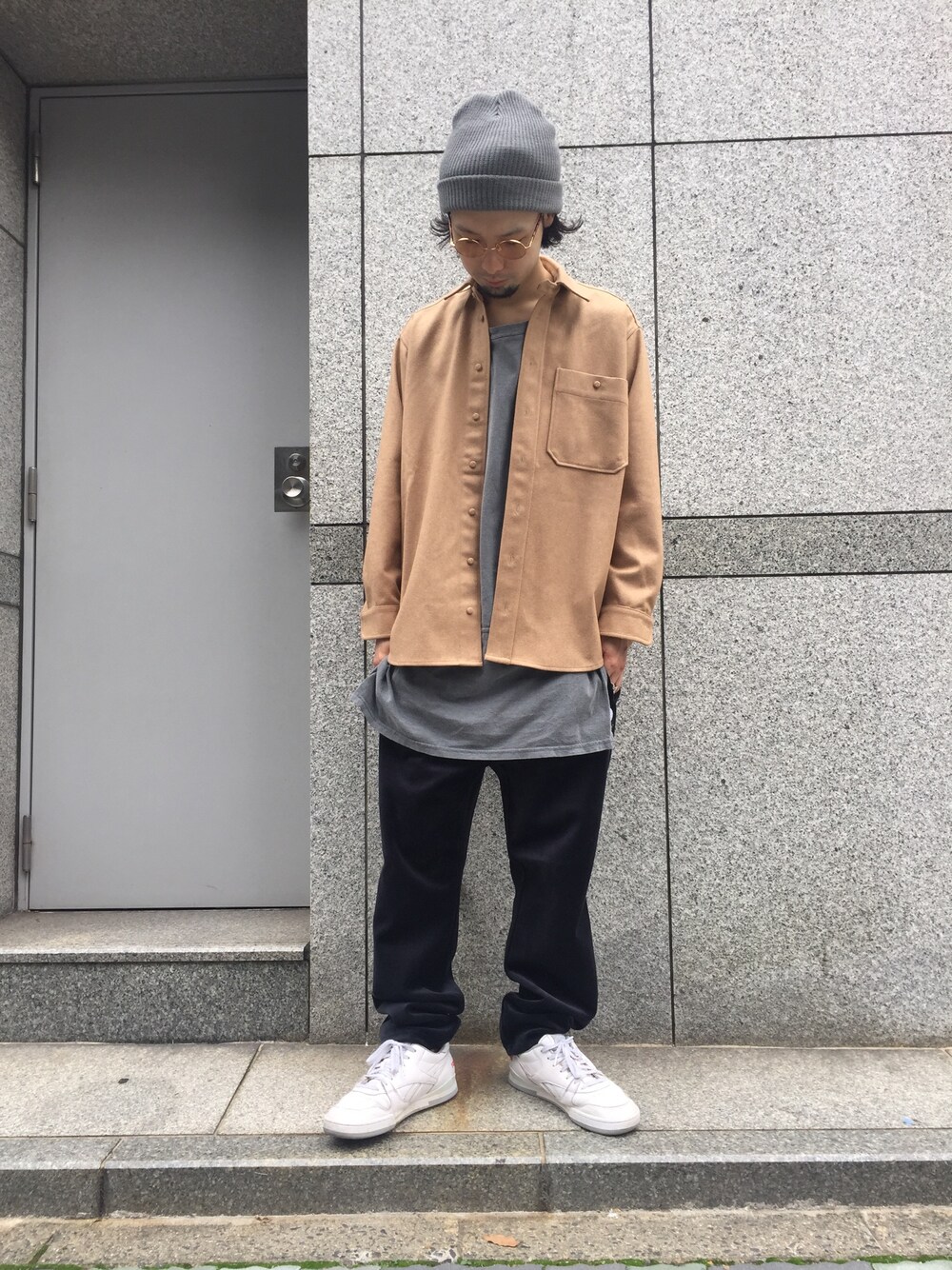 「LHP、TONSURE、GOLDEN GOOSE、gosharubchinskiy、秋コーデ、シンプルスタイル、ベージュ」｜「Gosha Rubchinskiyのアイテム（スニーカー、ホワイト系）」を使った、shintaro itoさん（メンズ・173cm）の秋コーディネートの1枚目の写真