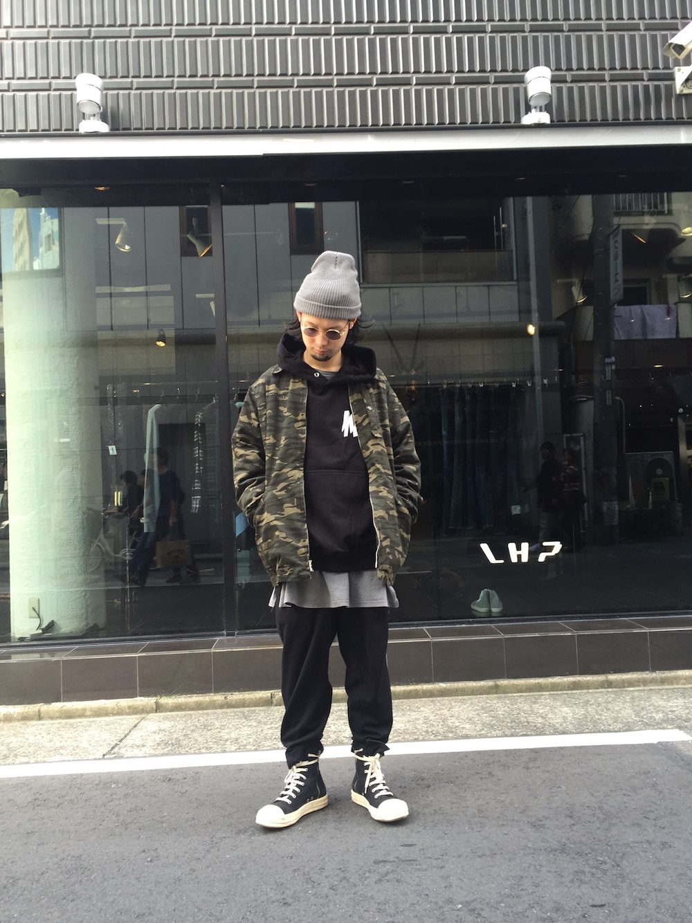 「LHP、Alexander Wang、misbhv、Y-3、drkshdw、秋、黒、ストリート、レイヤードスタイル、スケータースタイル」｜「DRKSHDWのアイテム（スニーカー、ブラック系）」を使った、shintaro itoさん（メンズ・173cm）の秋コーディネートの1枚目の写真
