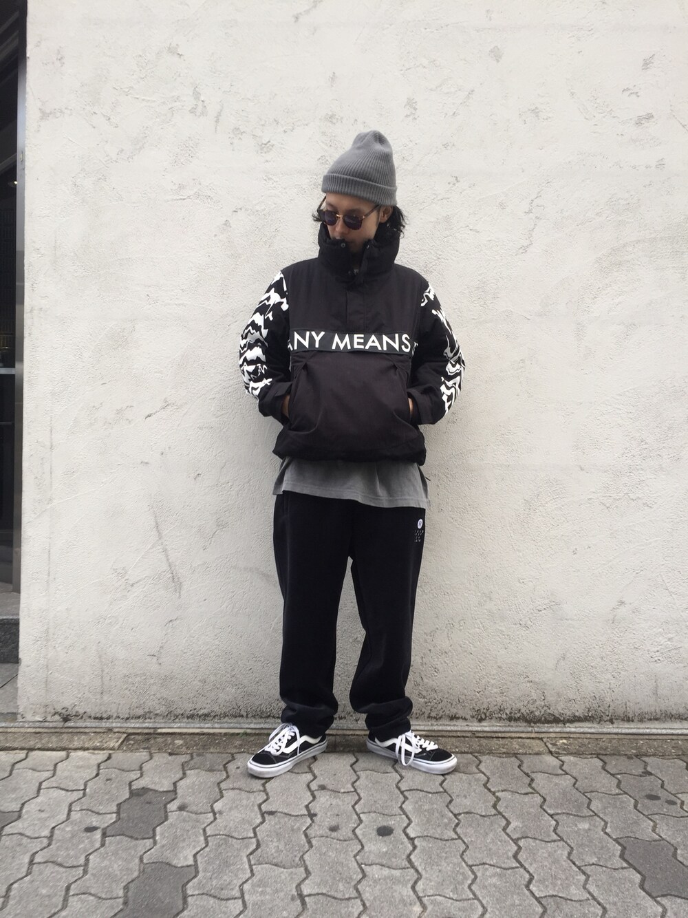 ブラック系のスニーカー、ブラック系のその他パンツ、グレー系のTシャツ/カットソーを着用したメンズの秋コーディネートの1枚目の写真