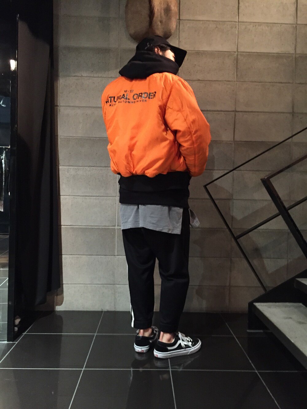 ブラック系のスニーカー、ブラック系のその他パンツ、グレー系のTシャツ/カットソーを着用したメンズの秋コーディネートの1枚目の写真