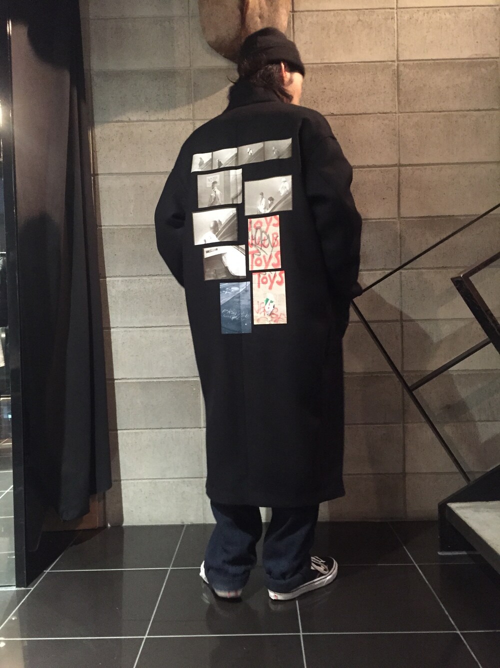 「soe、GOLDEN GOOSE、MM6、VANS、黒、ブラック、ビッグシルエット、スニーカー、チェスターコート、オーバーサイズ」｜「VANSのアイテム（スニーカー、ブラック系）」を使った、shintaro itoさん（メンズ・173cm）の冬コーディネートの1枚目の写真