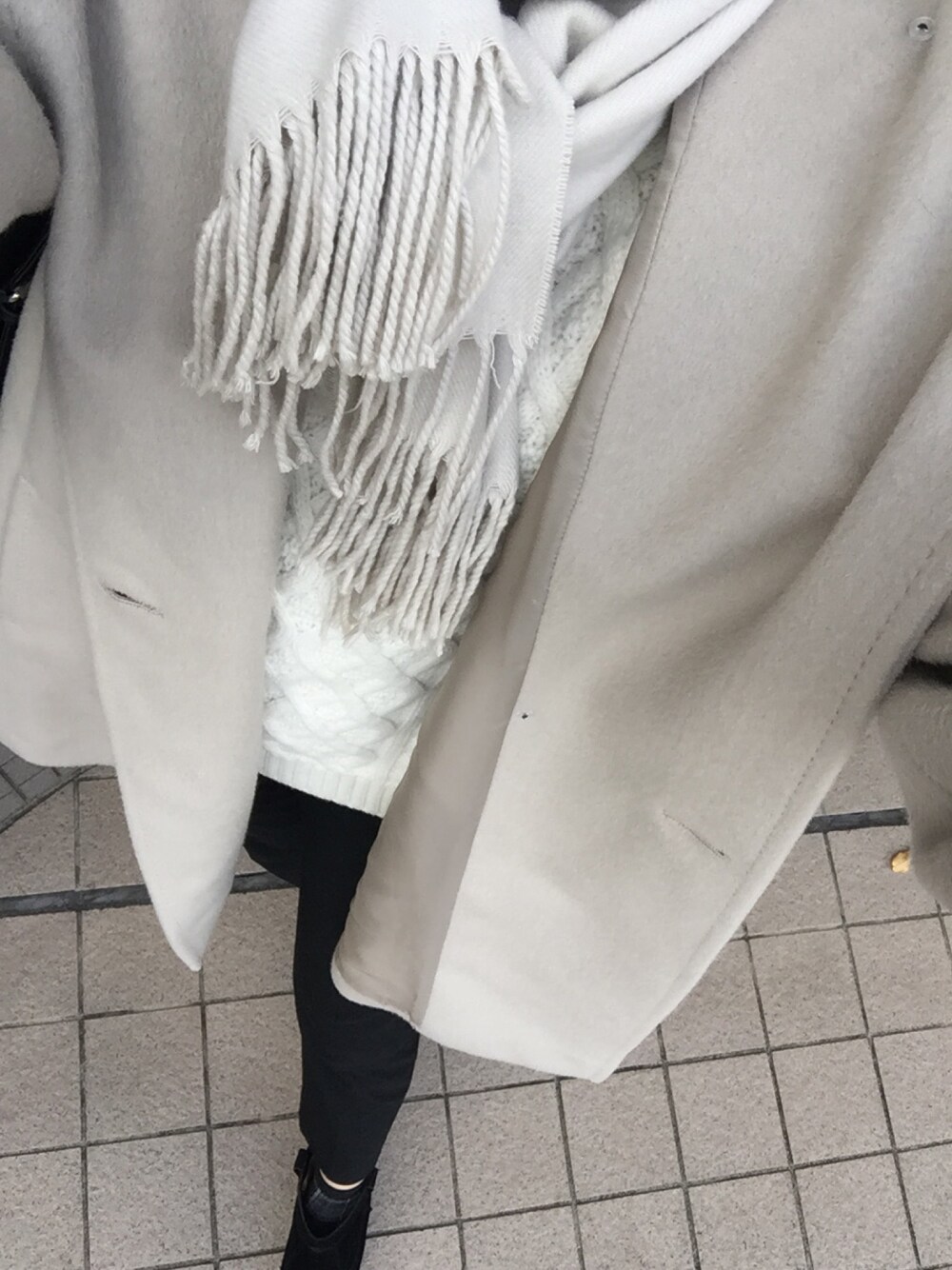 「ビックシルエット、ビッグフードコート、モノトーンコーデ、モノトーン、ラフスタイル、ラフ、23区、GU、UNIQLO」｜「GUのアイテム（ニット/セーター、ホワイト系）」を使った、yukar_i_amさん（レディース・167cm）の秋コーディネートの1枚目の写真