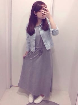 「ホワイトスニーカー」｜「アイテム（デニムジャケット）」を使った、りなこさん（レディース・157cm）の春コーディネート