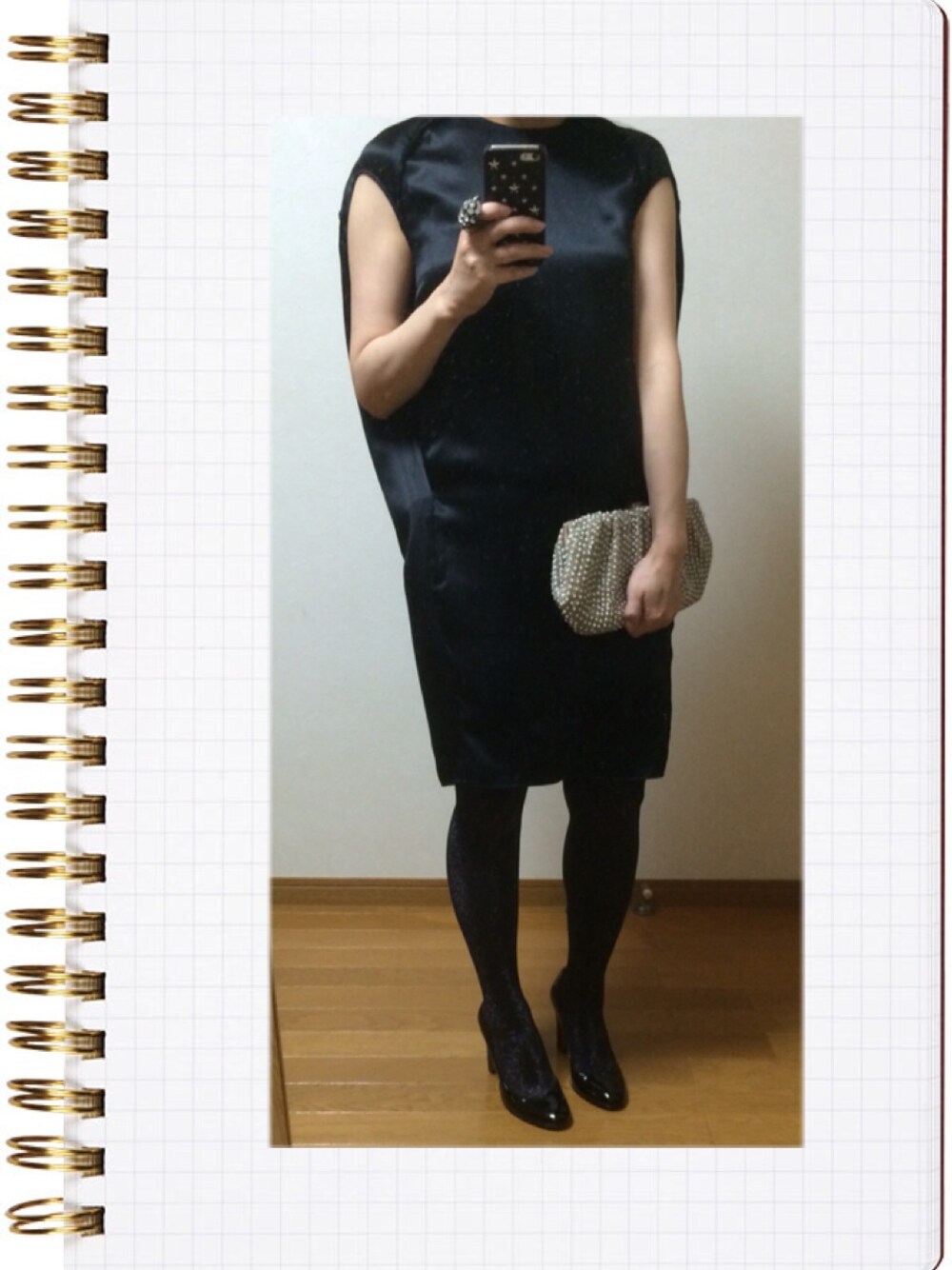 「パーティースタイル」｜「Acne StudiosのAcne Studios Teddi Satin Dress（ワンピース、ブラック系）」を使った、くんちゃんさん（レディース・154cm）の秋コーディネートの1枚目の写真