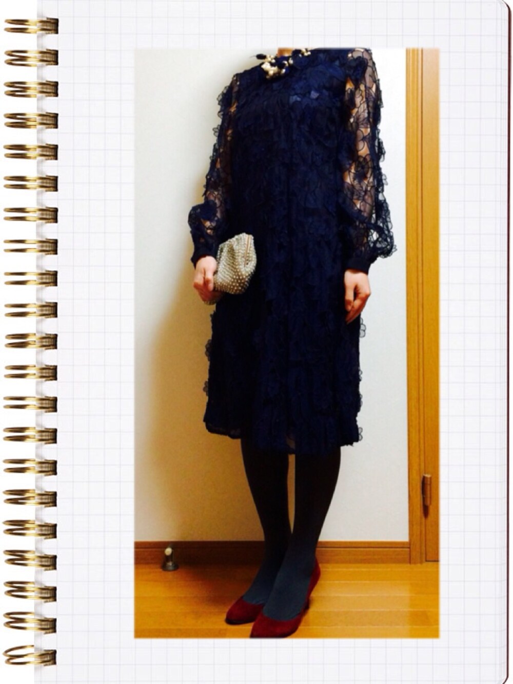 ブルー系のワンピース、レッド系のパンプス、ホワイト系のショルダーバッグを着用したレディースの冬コーディネートの1枚目の写真