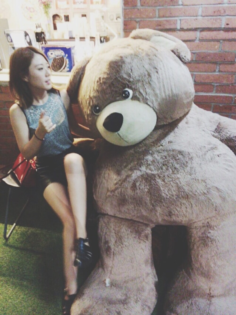「street、SELFIE」｜「Abercrombie&Fitchのアイテム（タンクトップ、グレー系）」を使った、Daisy Wuさん（レディース・157cm）の秋コーディネートの1枚目の写真