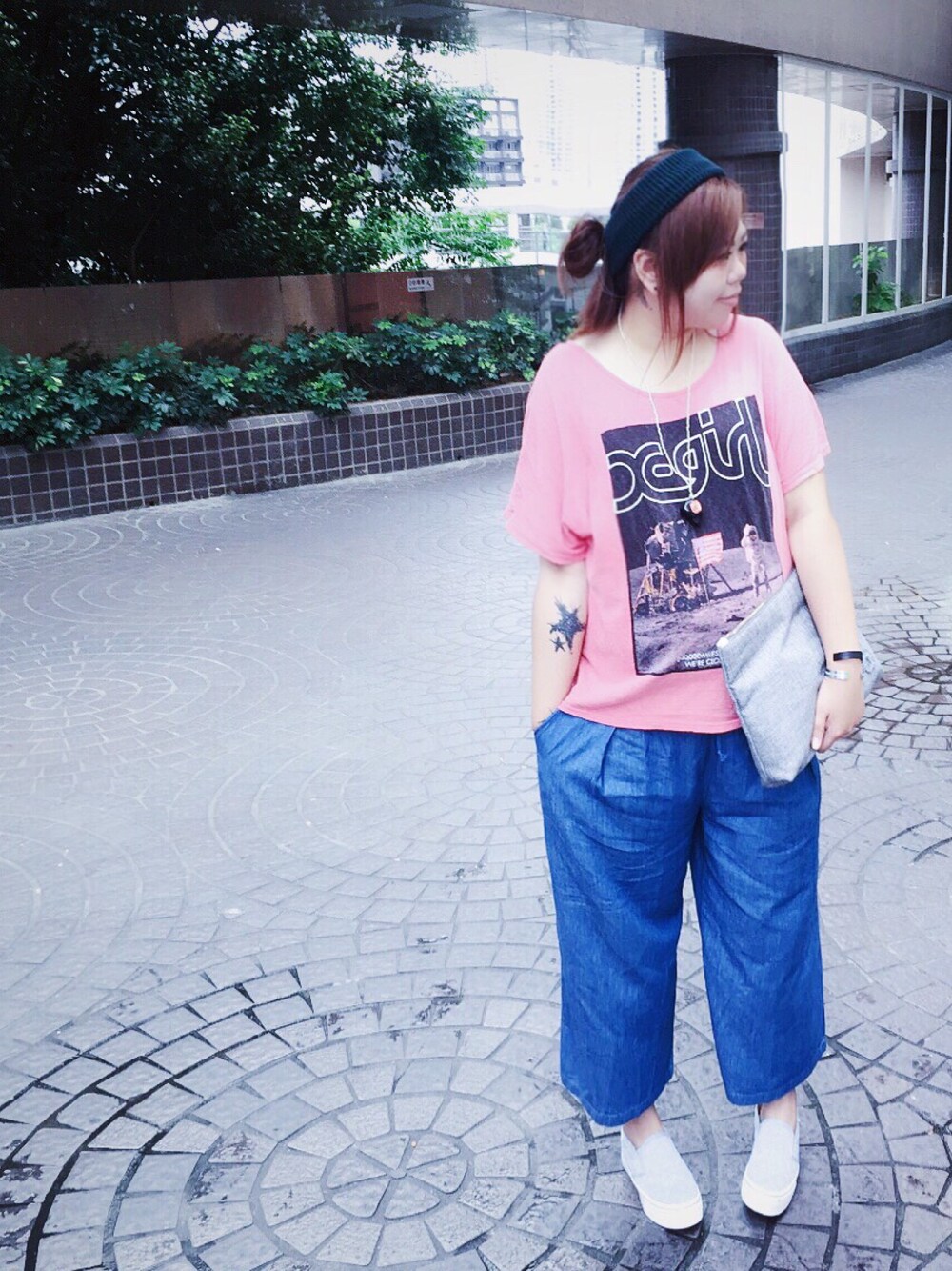「X-girlのTO THE MOON BIG TOP（Tシャツ/カットソー、ホワイト系）」を使った、Joey Wongさん（レディース・167cm）の秋コーディネートの1枚目の写真