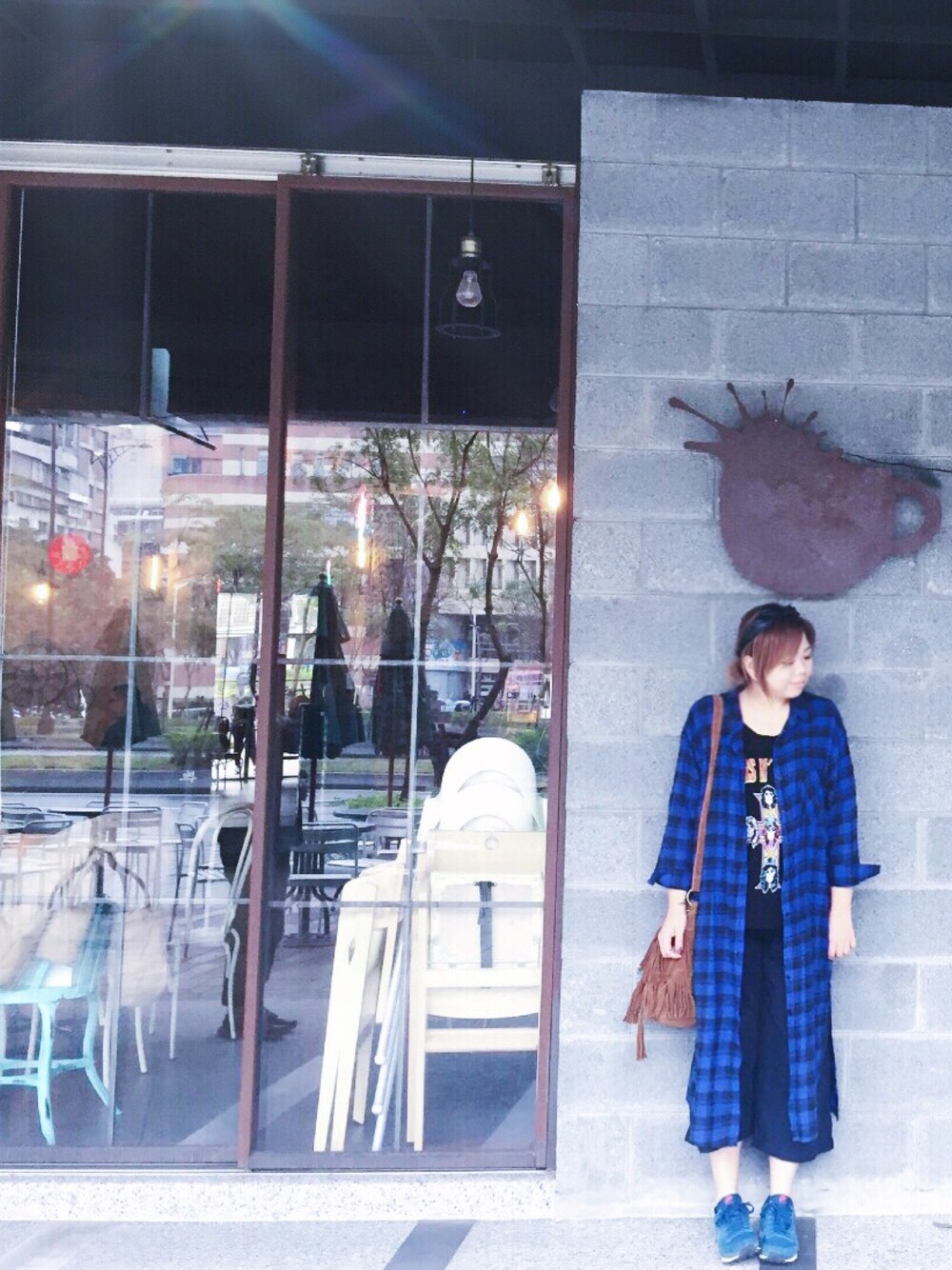 「STYLENANDAのアイテム（チェスターコート、ブルー系）」を使った、Joey Wongさん（レディース・167cm）の春コーディネートの1枚目の写真