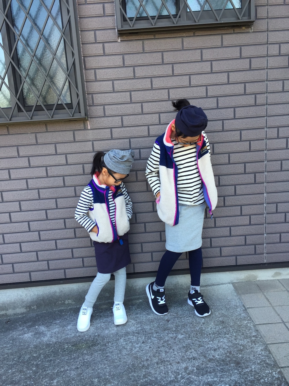 「秋コーデ、キッズファッション、秋冬、公園スタイル、おそろいコーデ、キッズ、姉妹コーデ、ベスト、ニット帽、スニーカー」｜「B:MING by BEAMSのビーミング by ビームス / ワッチキャップ（ニットキャップ/ビーニー、ブルー系）」を使った、kankitsu🍊さん（キッズ・122cm）の秋コーディネートの1枚目の写真