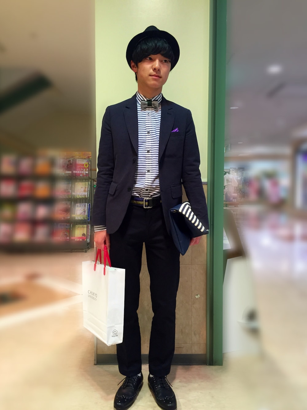 「入学式、ハット、革靴、クラッチバッグ、蝶ネクタイ、プレッピー、スーツスタイル」｜「FRED PERRYのBow Tie（蝶ネクタイ、グレー系）」を使った、しぶきさん（メンズ・170cm）の春コーディネートの1枚目の写真