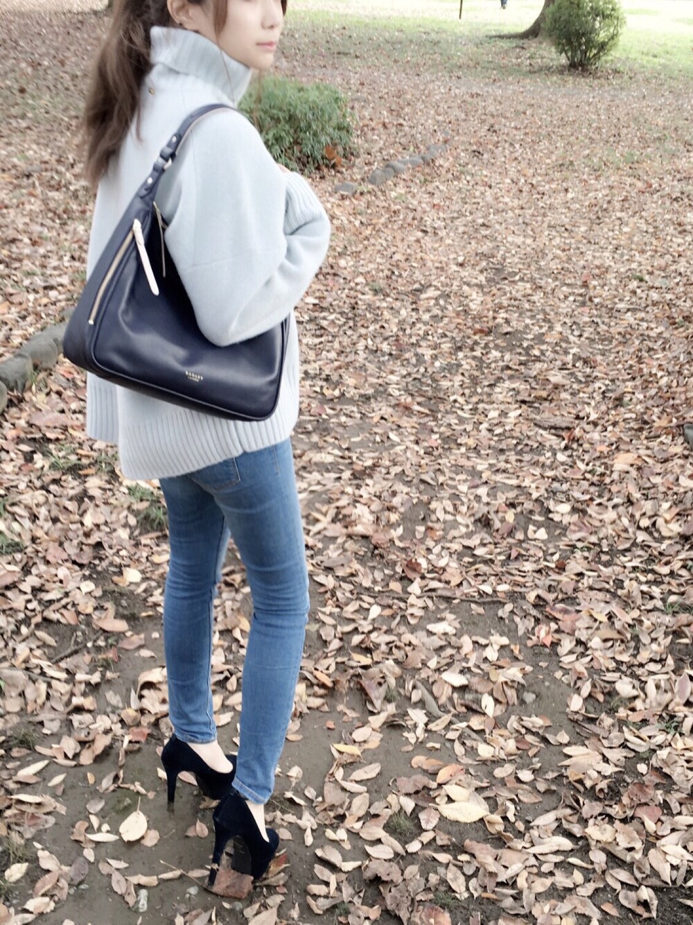 「＃デニム、#ハイネック、#ピンヒール、#公園」｜「Deuxieme Classeのウールカシミヤ SMOOTH タートルネックプルオーバー◆（ニット/セーター、ブルー系）」を使った、Marinaiさん（レディース・155cm）の冬コーディネートの1枚目の写真