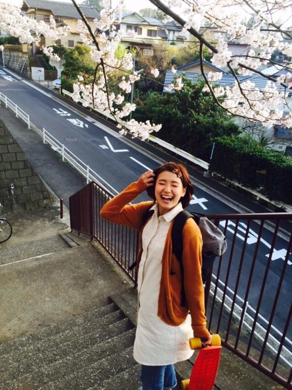 ブラック系のその他シューズ、ブラック系のバックパック/リュック、ゴールド系のメガネを着用したレディースの春コーディネートの1枚目の写真