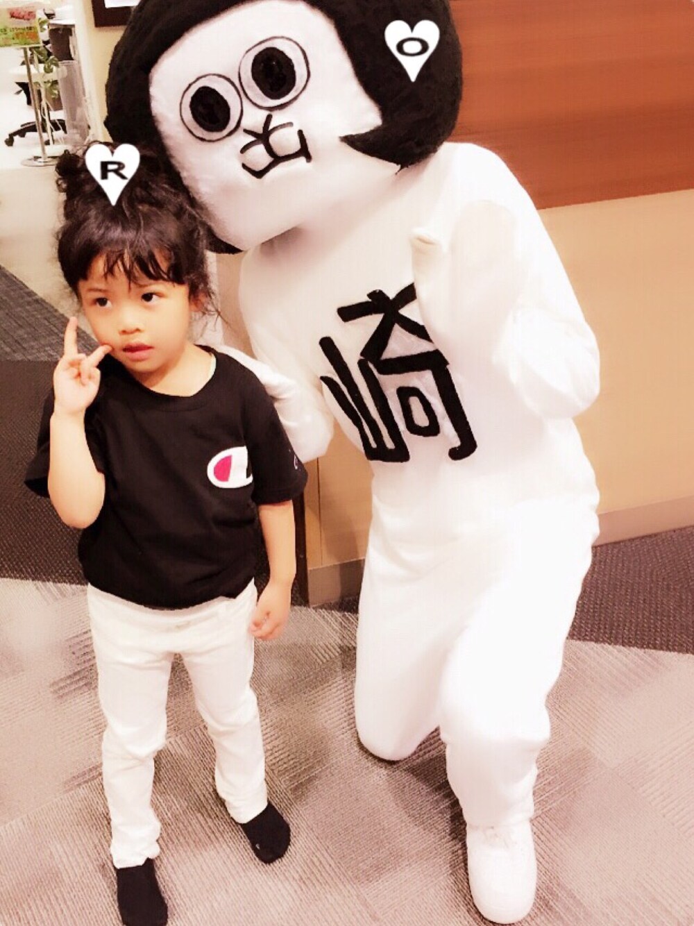 ブラック系のTシャツ/カットソー、ホワイト系のその他パンツを着用したキッズの春コーディネートの1枚目の写真