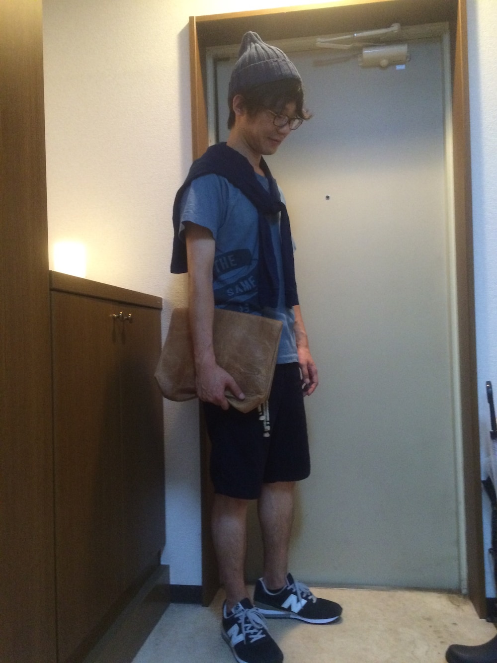 「夏、青コーデ、クラッチバッグ、ニューバランス、UNIQLO、SHAREEF、ジャーナルスタンダード」｜「JOURNAL STANDARDのアイテム（ニット/セーター、ブルー系）」を使った、たかぼんさん（メンズ・166cm）の夏コーディネートの1枚目の写真
