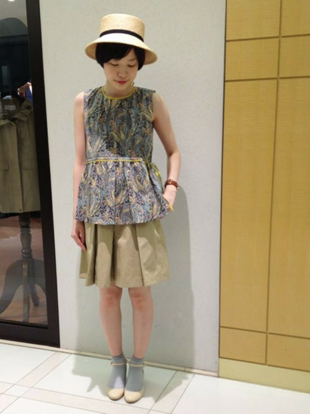 イエロー系のシャツ/ブラウス、ベージュ系のチノパンツ、ベージュ系のパンプスを着用したレディースの春コーディネートの1枚目の写真