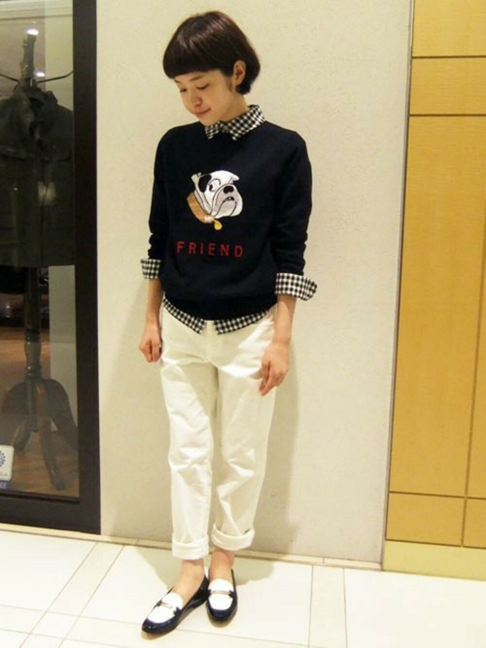 ブルー系のニット/セーター、ブラック系のシャツ/ブラウスを着用したレディースの秋コーディネートの1枚目の写真