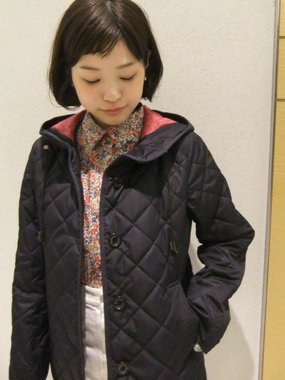 ブルー系のテーラードジャケット、レッド系のシャツ/ブラウスを着用したレディースの冬コーディネートの1枚目の写真