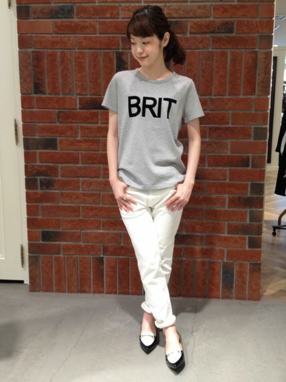 グレー系のTシャツ/カットソー、ホワイト系のデニムパンツ、ブラック系のレインシューズを着用したレディースの夏コーディネートの1枚目の写真