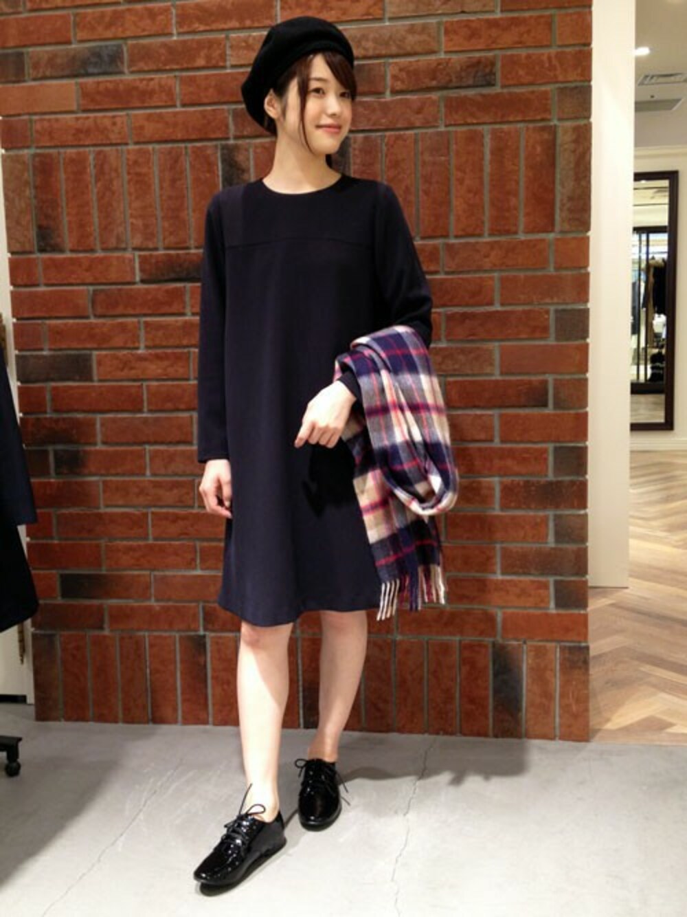 「ワンピース、ネイビー、チェックストール、カシミヤマフラー」｜「MACKINTOSH PHILOSOPHYの【ウォッシャブル】スポンジダブルクロスフレアーワンピース（ワンピース、ブルー系）」を使った、MACKINTOSH PHILOSOPHY ウィング高輪店スタッフさん（レディース・158cm）の秋コーディネートの1枚目の写真