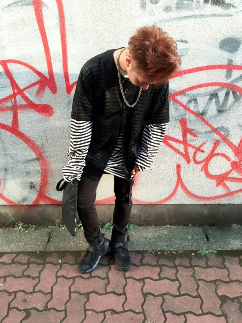 「ootd、NIKE、LHP、黒、ガチャベルト、ゆるゆる、streetfashion、fashion、WEAR東海、スニーカー」｜「WHITELANDのWhiteLandBlackBurn/ホワイトランドブラックバーン/Big T-Shirts L/S Border（Tシャツ/カットソー、ホワイト系）」を使った、Daisukeさん（メンズ・165cm）の秋コーディネートの1枚目の写真