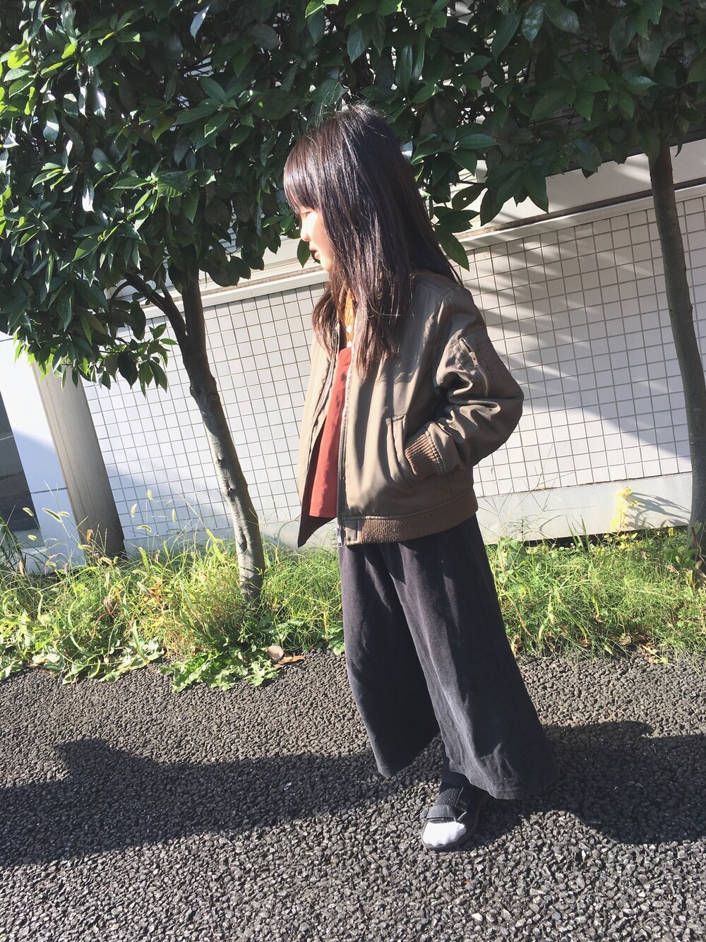 グリーン系のMA-1、ブラック系のその他パンツ、ブラック系のサンダルを着用したレディースの秋コーディネートの1枚目の写真