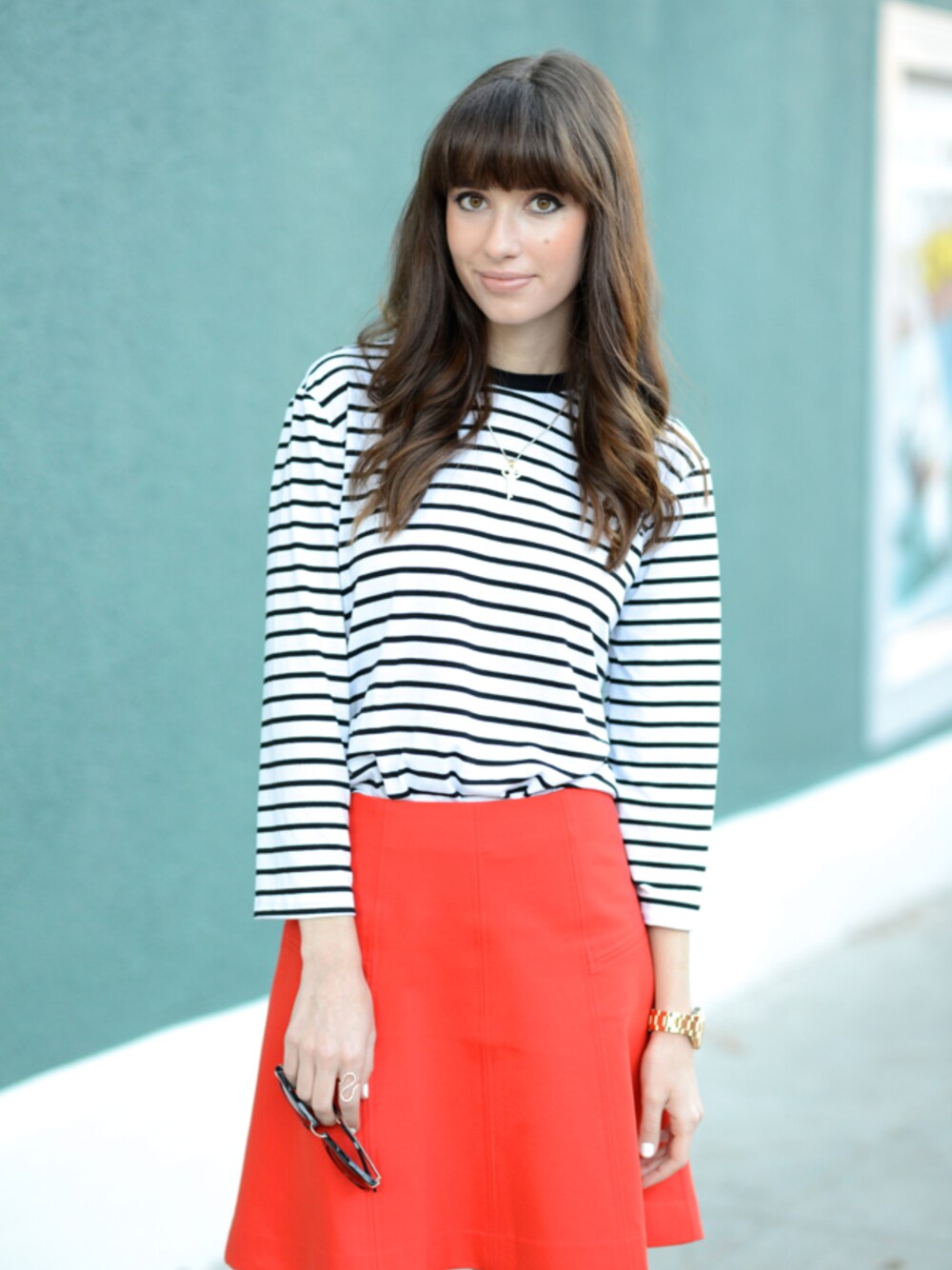 その他のTシャツ/カットソー、レッド系のスカート、ブラウン系のブーティを着用したレディースの冬コーディネートの1枚目の写真