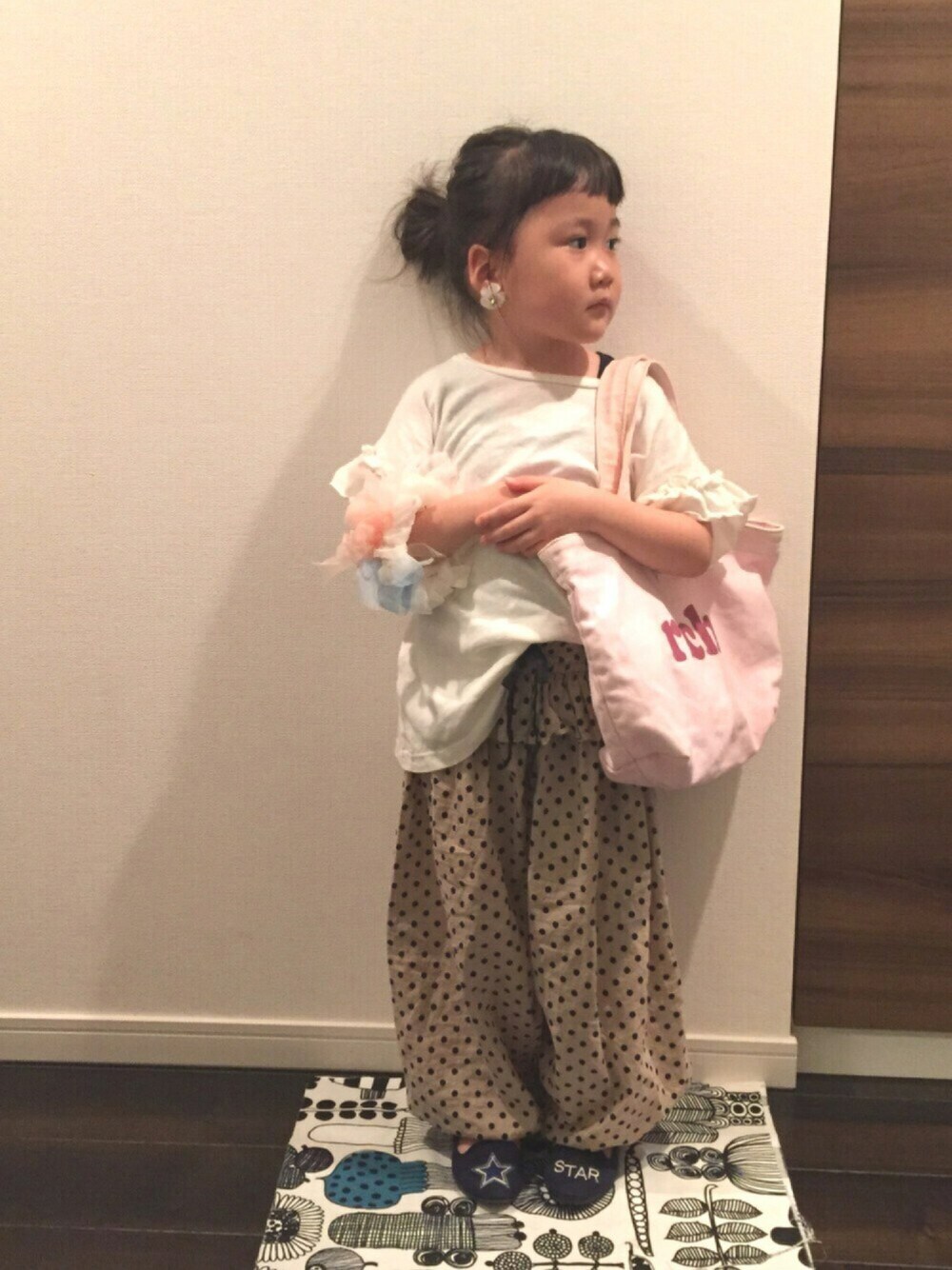 「キッズコーデ、女の子、サロペット、パンプス、シュシュ、イヤリング、ゆるふわ」｜「MARKEY'SのＦＲＩＬＬ　ＳＬＥＥＶＥ　Ｔ(80～140cm)（Tシャツ/カットソー、ホワイト系）」を使った、yu-riさん（キッズ・100cm）の夏コーディネートの1枚目の写真