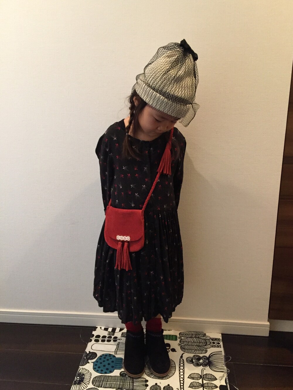 「キッズコーデ、5歳、女の子、星柄、チュールニット帽、ワンピース」｜「groveのチュールニットワッチ（ニットキャップ/ビーニー、ホワイト系）」を使った、yu-riさん（キッズ・100cm）の秋コーディネートの1枚目の写真